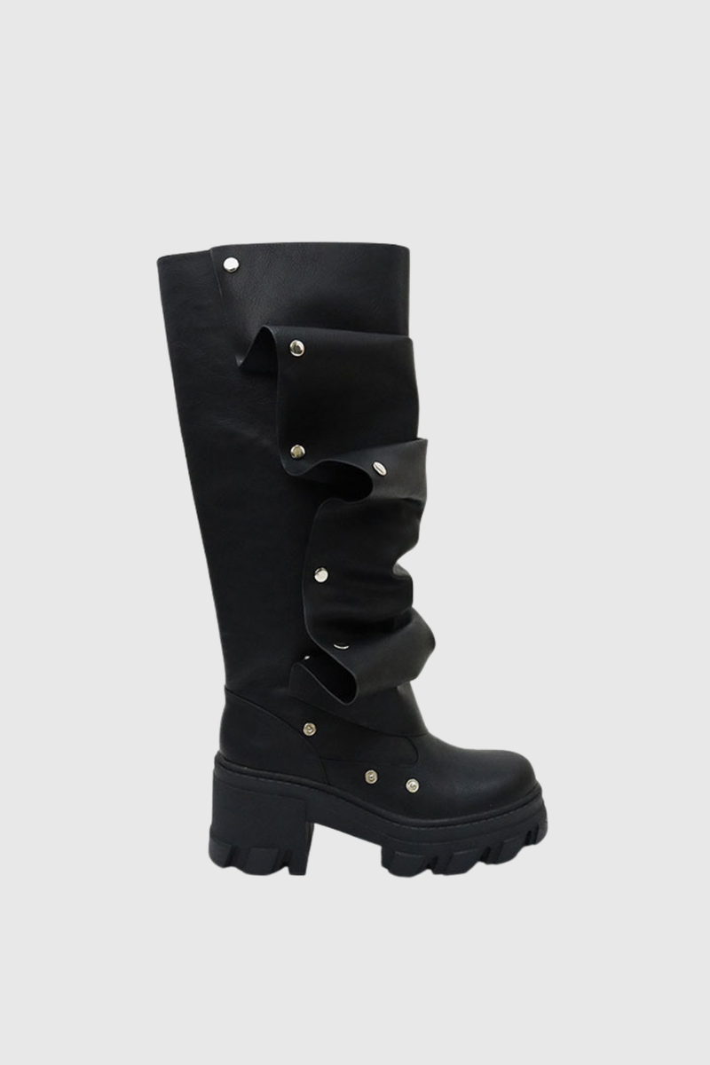 Effortlessly Elegant Boots with a Timeless Design