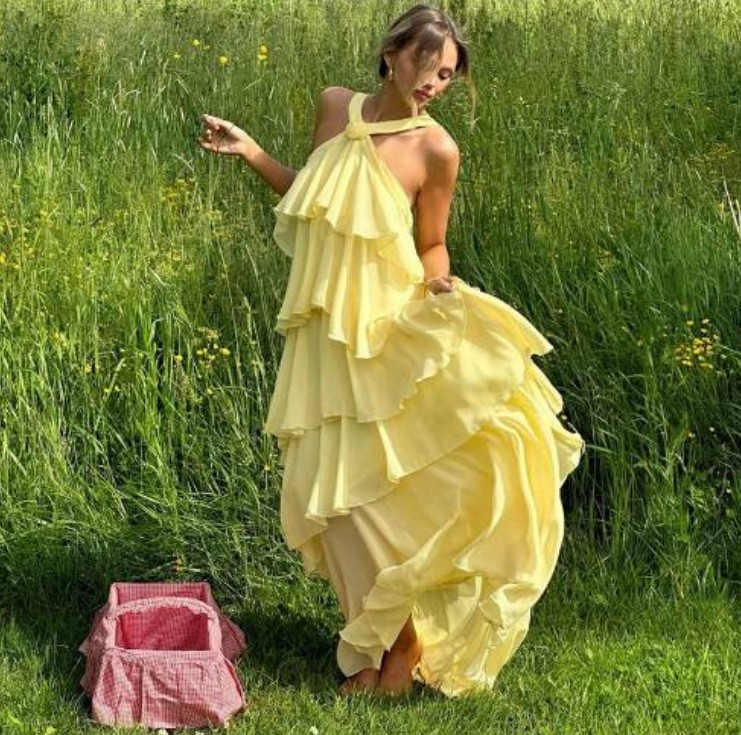 Effortlessly Elegant Dress with a Timeless Design
