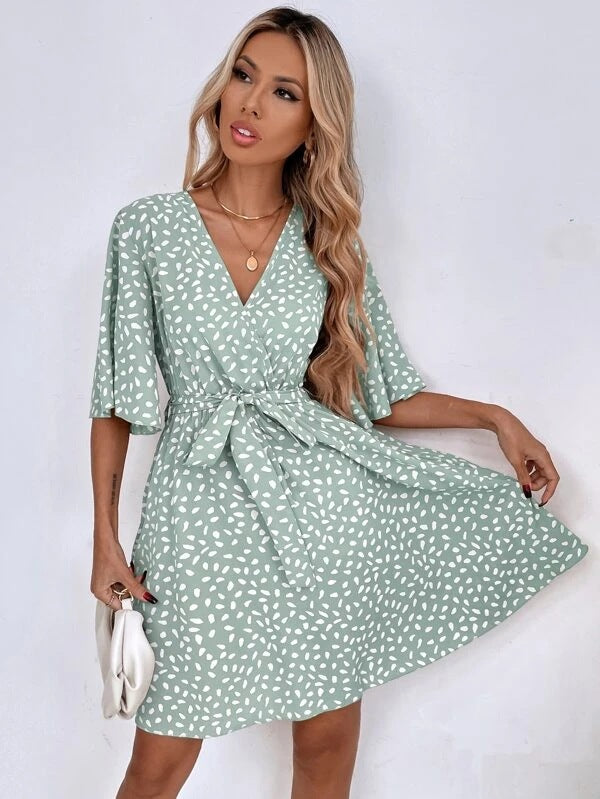 Effortlessly Elegant Dress with a Timeless Design