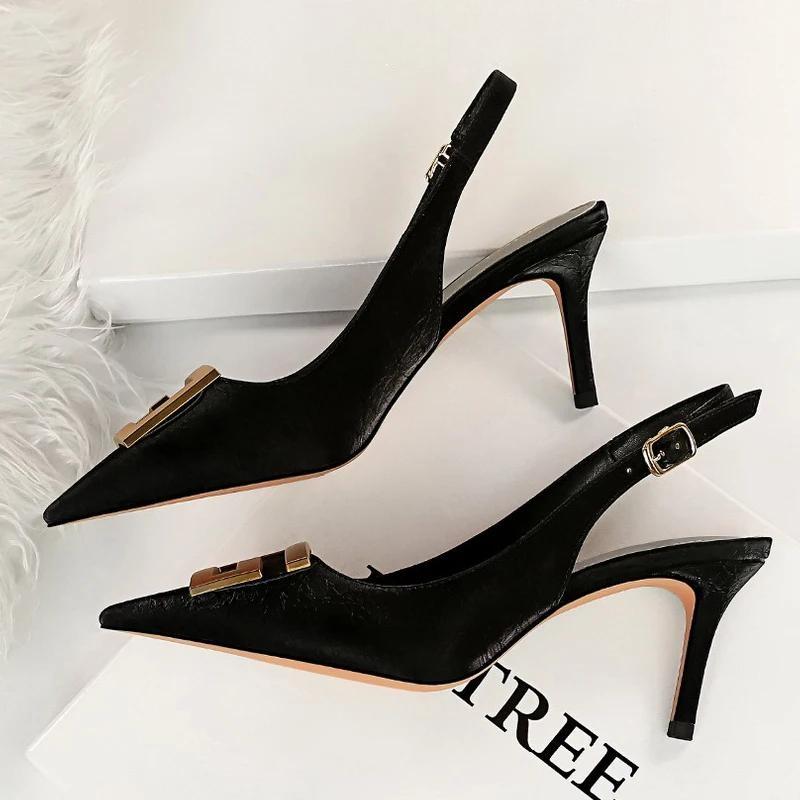 Effortlessly Elegant Heels with a Timeless Design