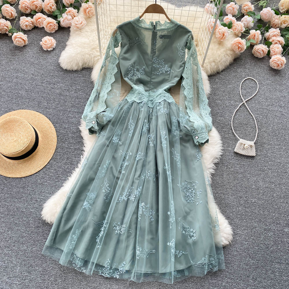 Effortlessly Elegant Dress with a Timeless Design