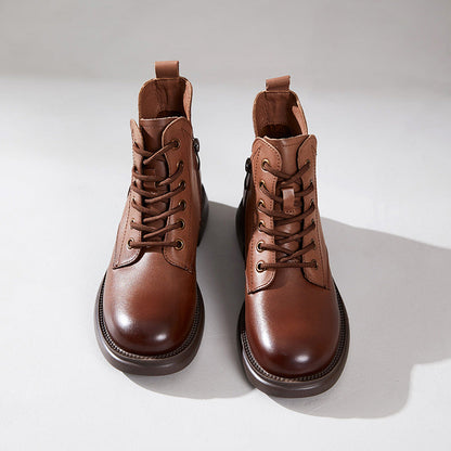 Effortlessly Elegant Boots with a Timeless Design