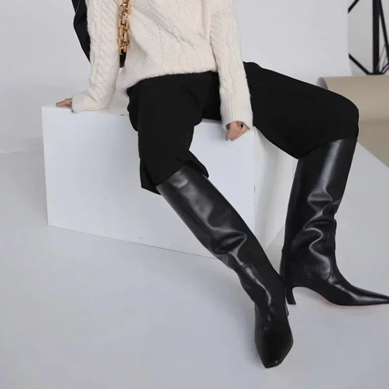 Effortlessly Elegant Boots with a Timeless Design