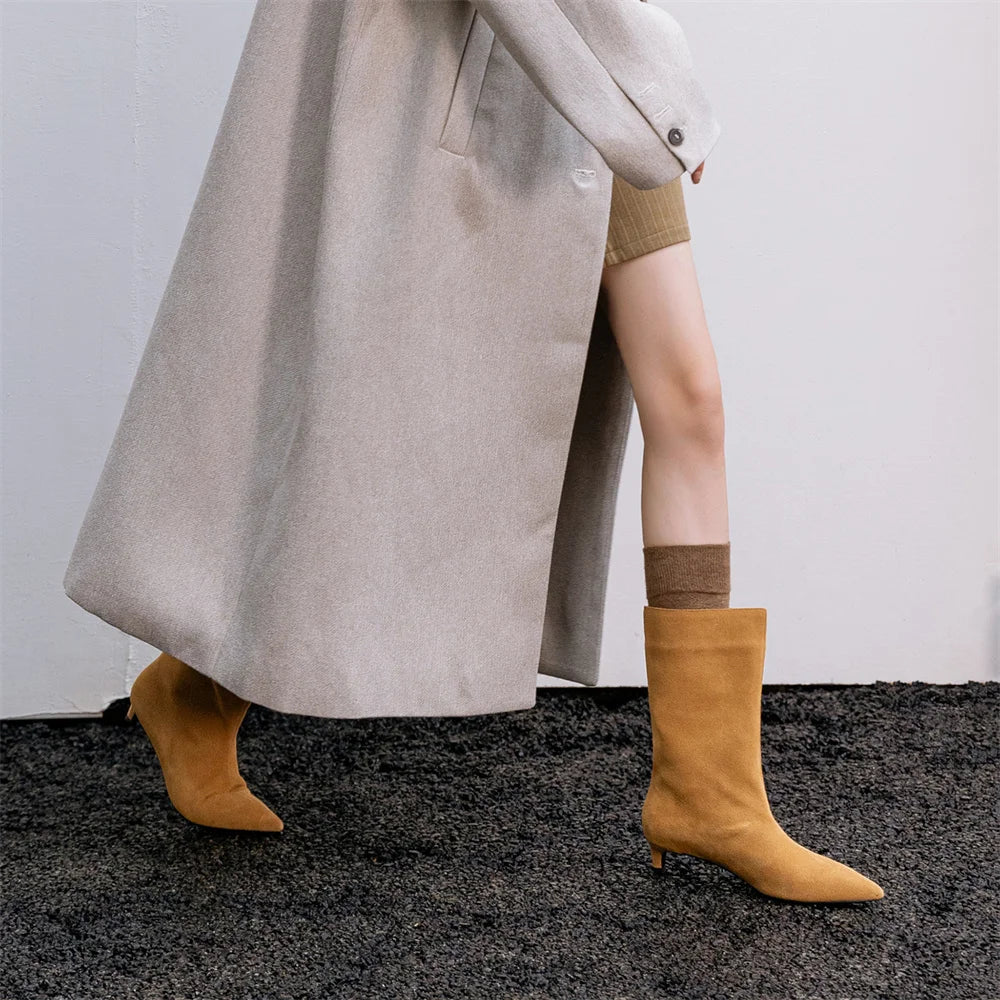 Effortlessly Elegant Boots with a Timeless Design