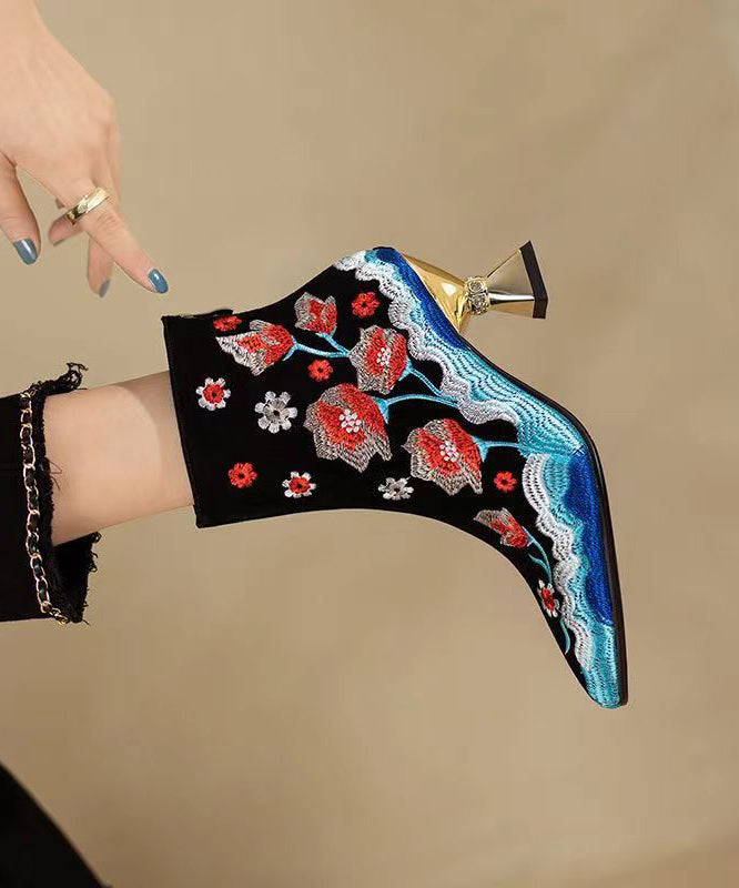 Effortlessly Elegant Boots with a Timeless Design