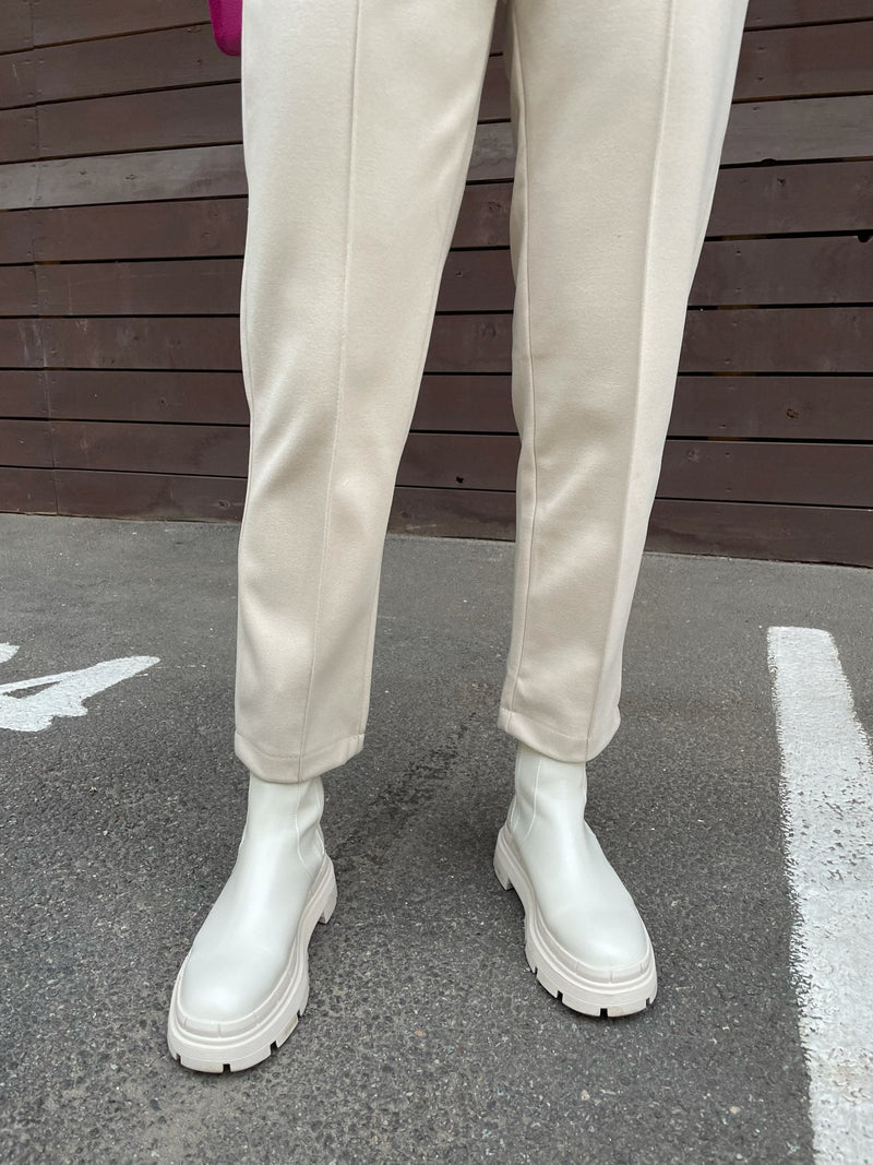 Effortlessly Elegant Pants with a Timeless Design