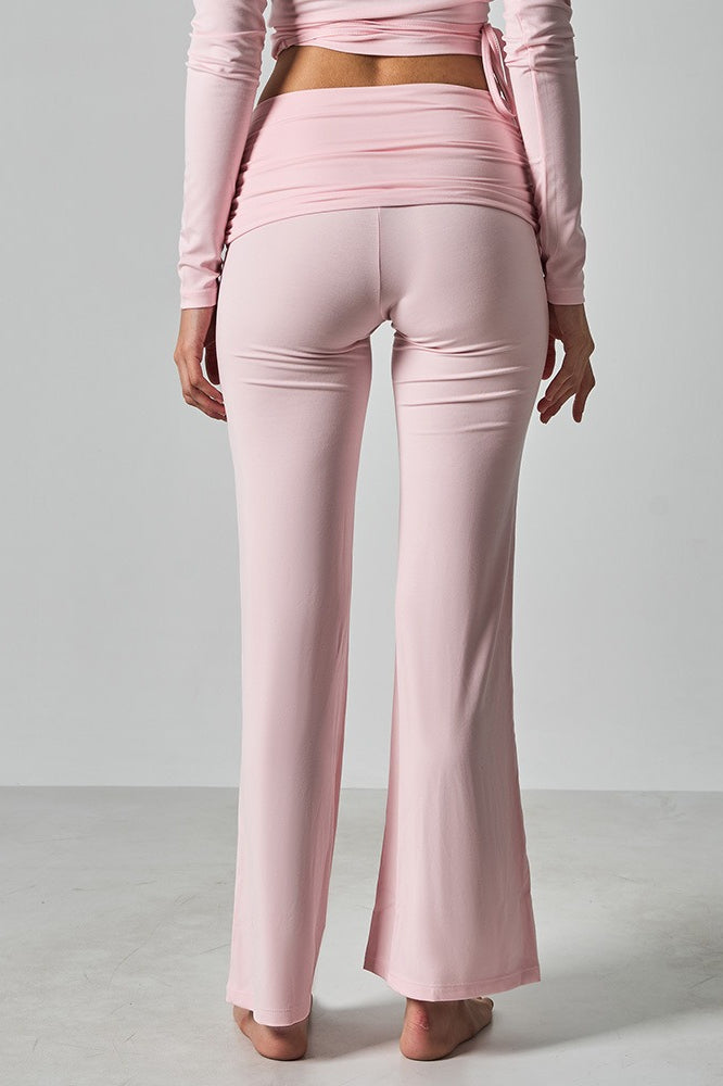 Effortlessly Elegant Pants with a Timeless Design