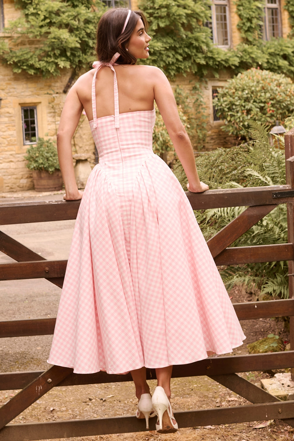 Well Tailored Dress with a Graceful Silhouette