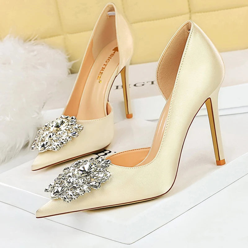 Classic Vintage Heels with a Flattering Fit