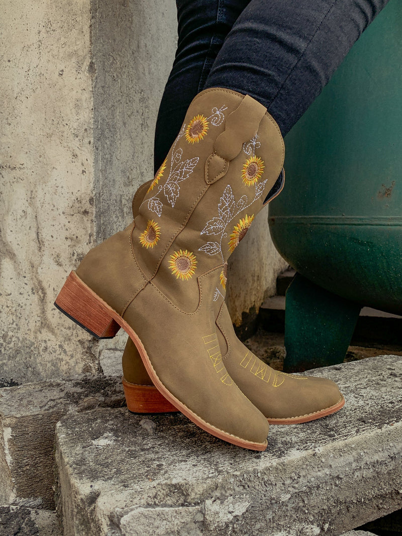 Elegantly Styled Boots for Everyday Wear