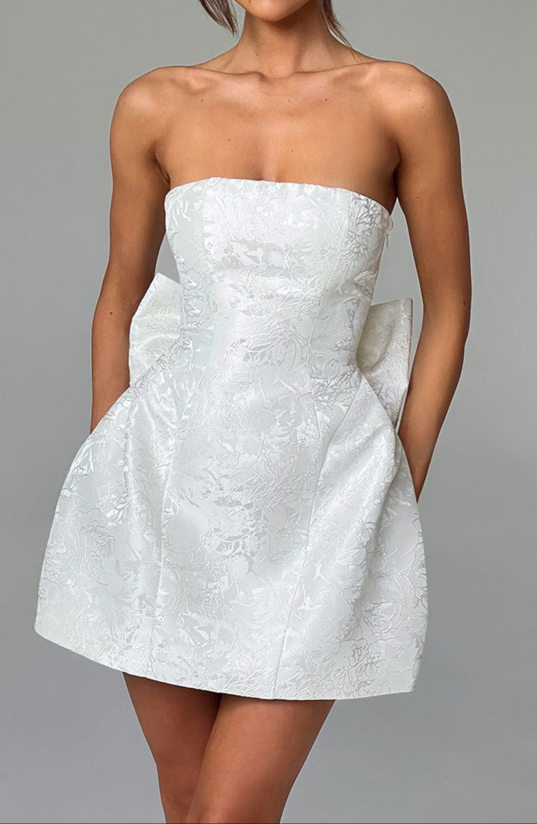 Effortlessly Elegant Dress with a Timeless Design