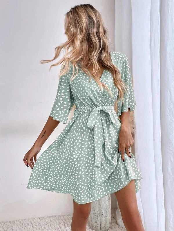 Effortlessly Elegant Dress with a Timeless Design