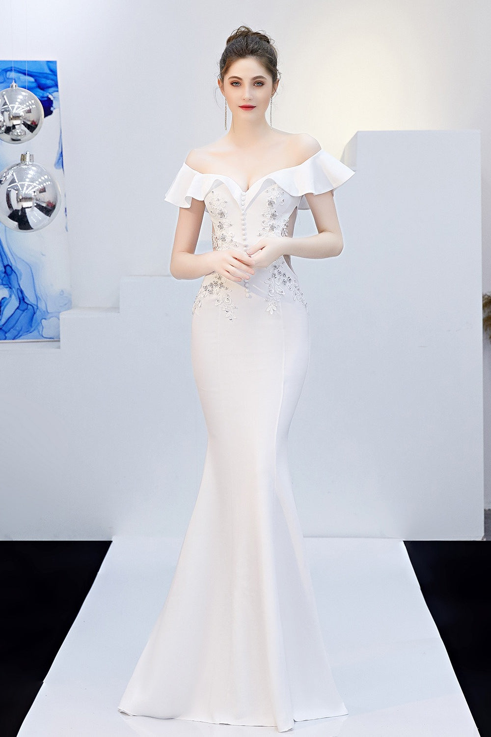 Well Tailored Dress with a Graceful Silhouette