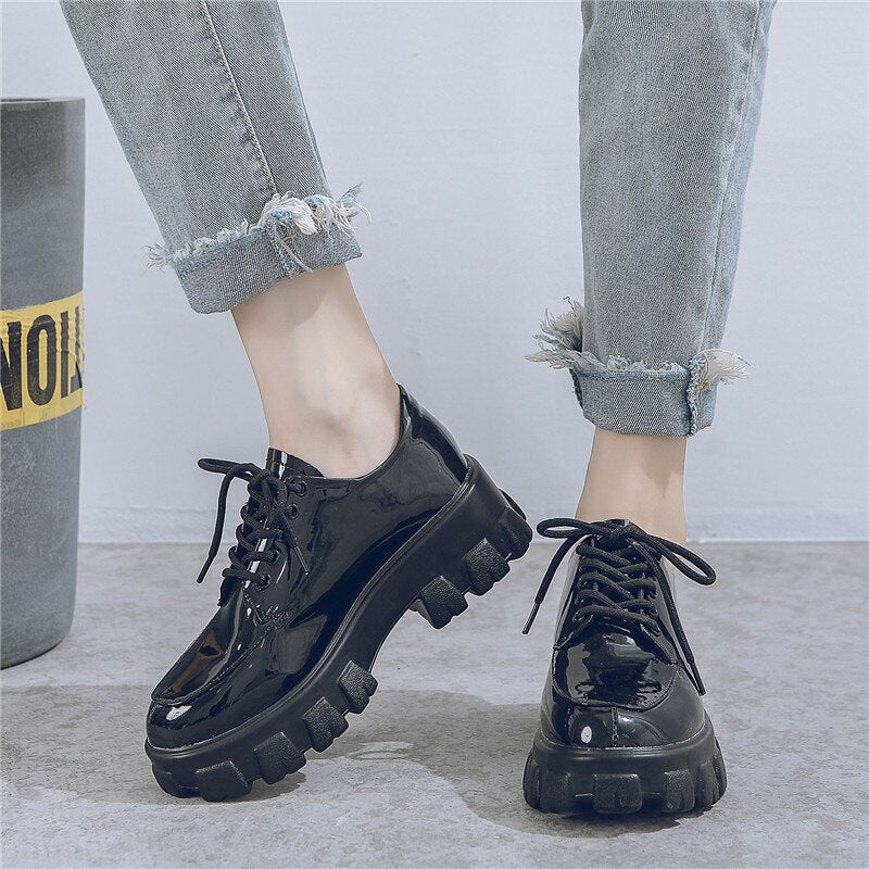 Well Tailored Shoes with a Graceful Silhouette