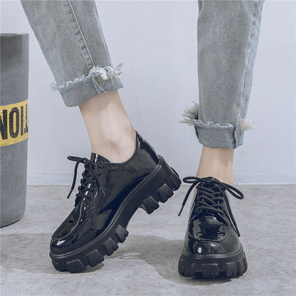 Well Tailored Shoes with a Graceful Silhouette