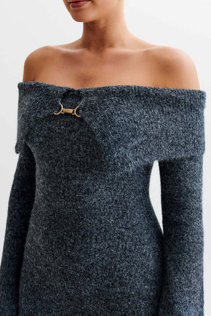 Well Tailored Sweater with a Graceful Silhouette