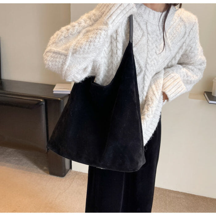Well Tailored Bag with a Graceful Silhouette