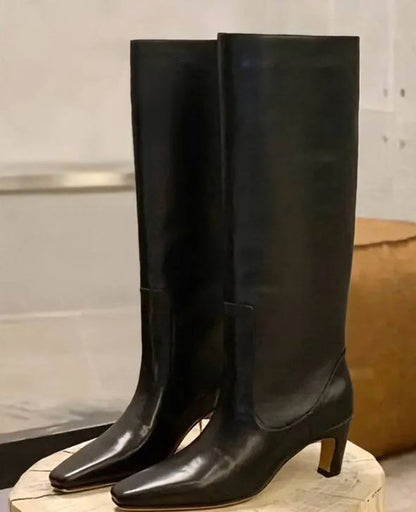 Effortlessly Elegant Boots with a Timeless Design