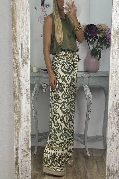 Classic Vintage Pants with a Flattering Fit