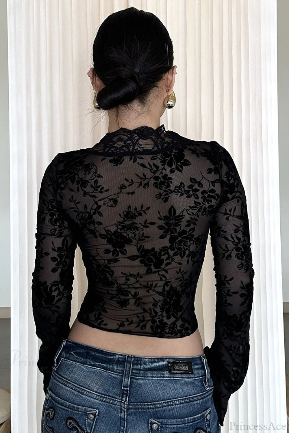 Effortlessly Elegant Blouse with a Timeless Design