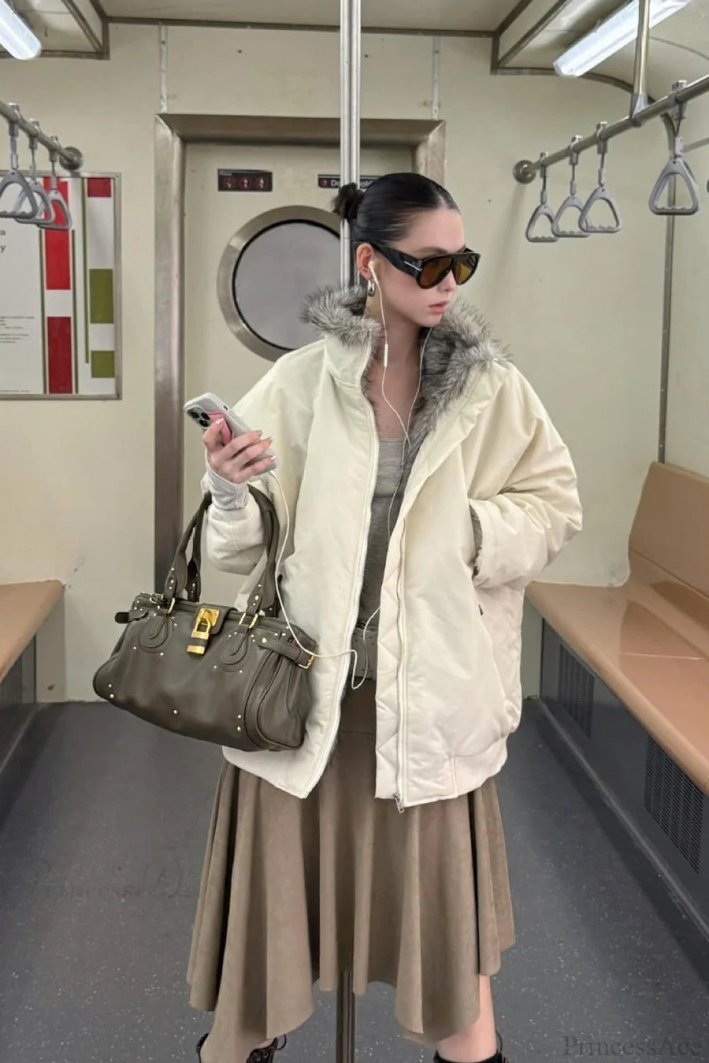 Effortlessly Elegant Coat with a Timeless Design