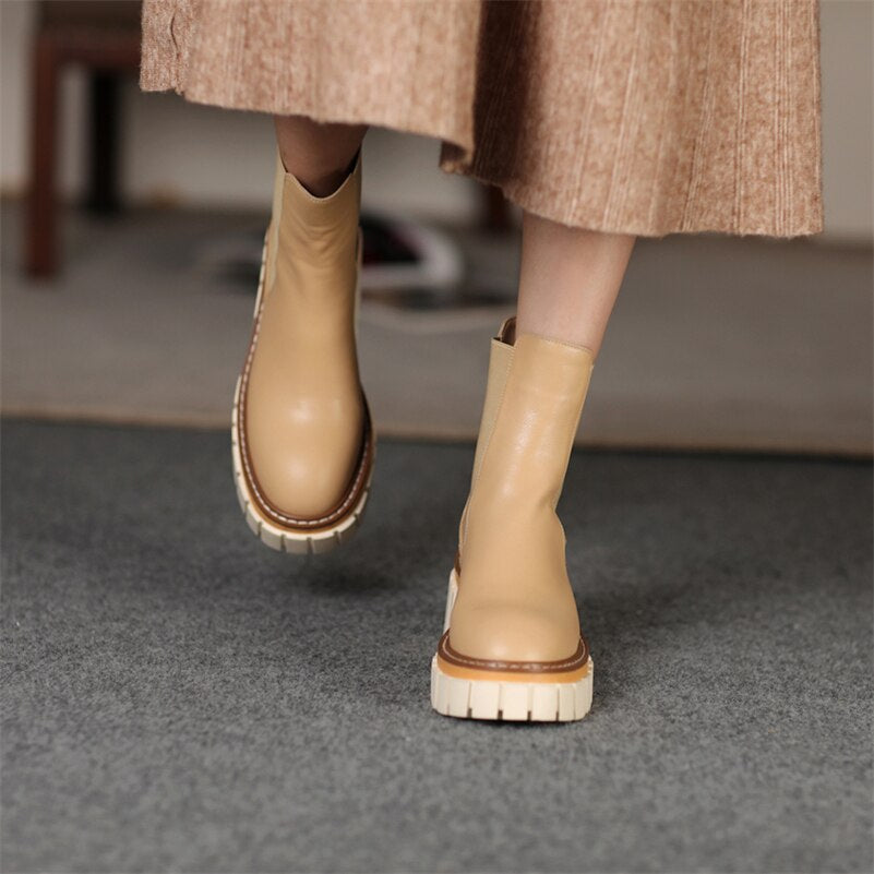 Effortlessly Elegant Boots with a Timeless Design