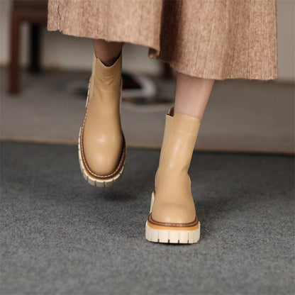 Effortlessly Elegant Boots with a Timeless Design