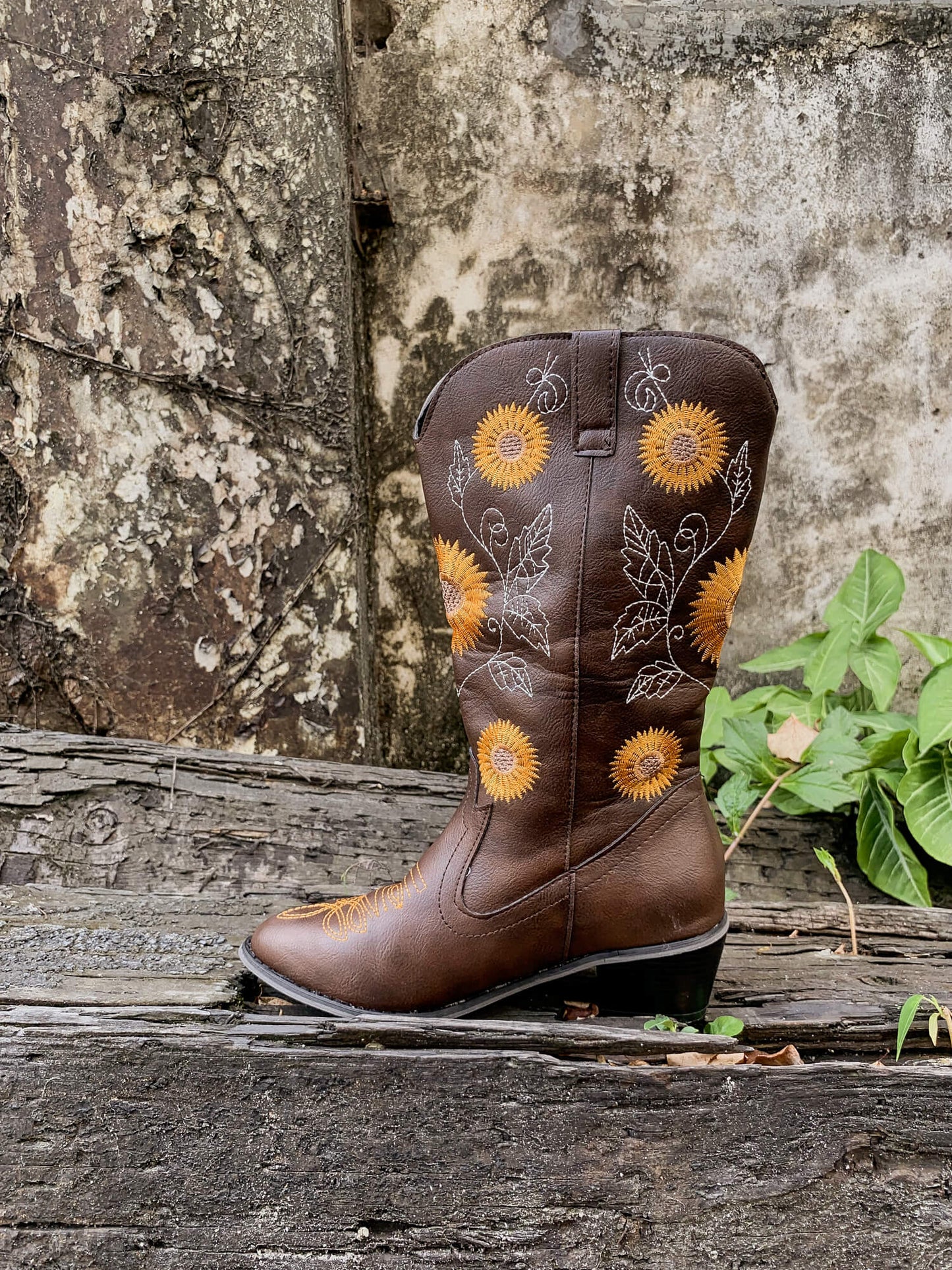 Effortlessly Elegant Boots with a Timeless Design