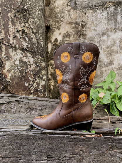 Effortlessly Elegant Boots with a Timeless Design