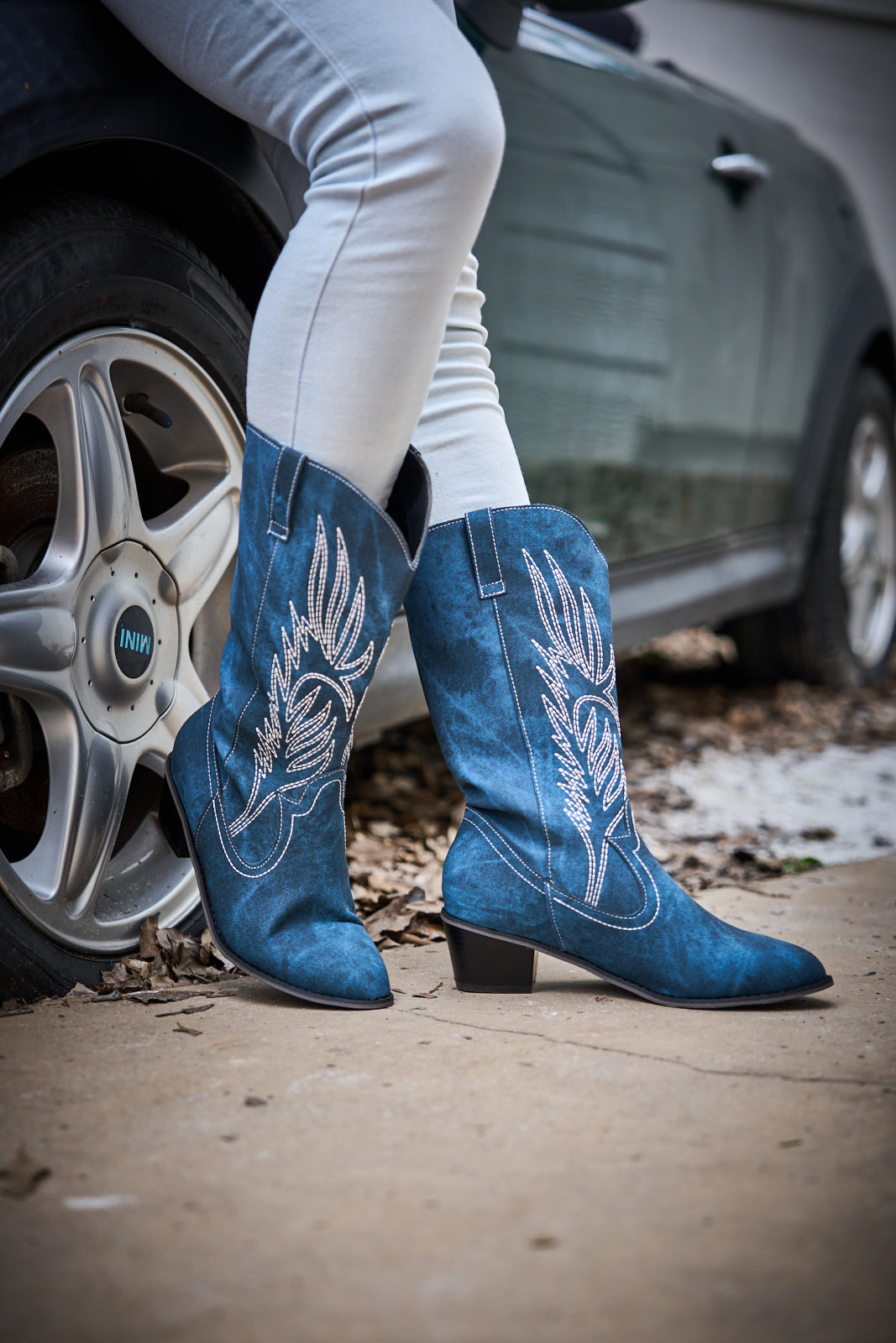 Effortlessly Elegant Boots with a Timeless Design
