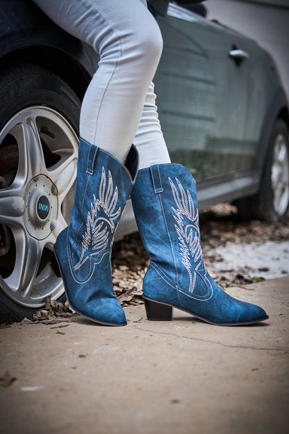 Effortlessly Elegant Boots with a Timeless Design