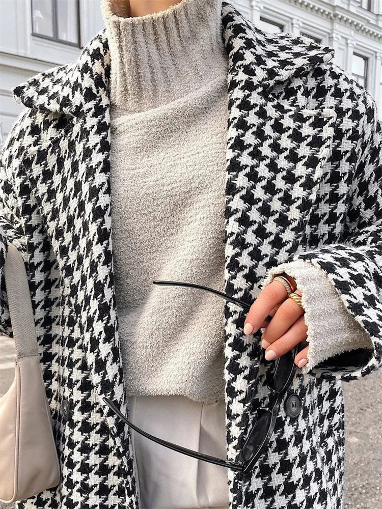 Well Tailored Coat with a Graceful Silhouette