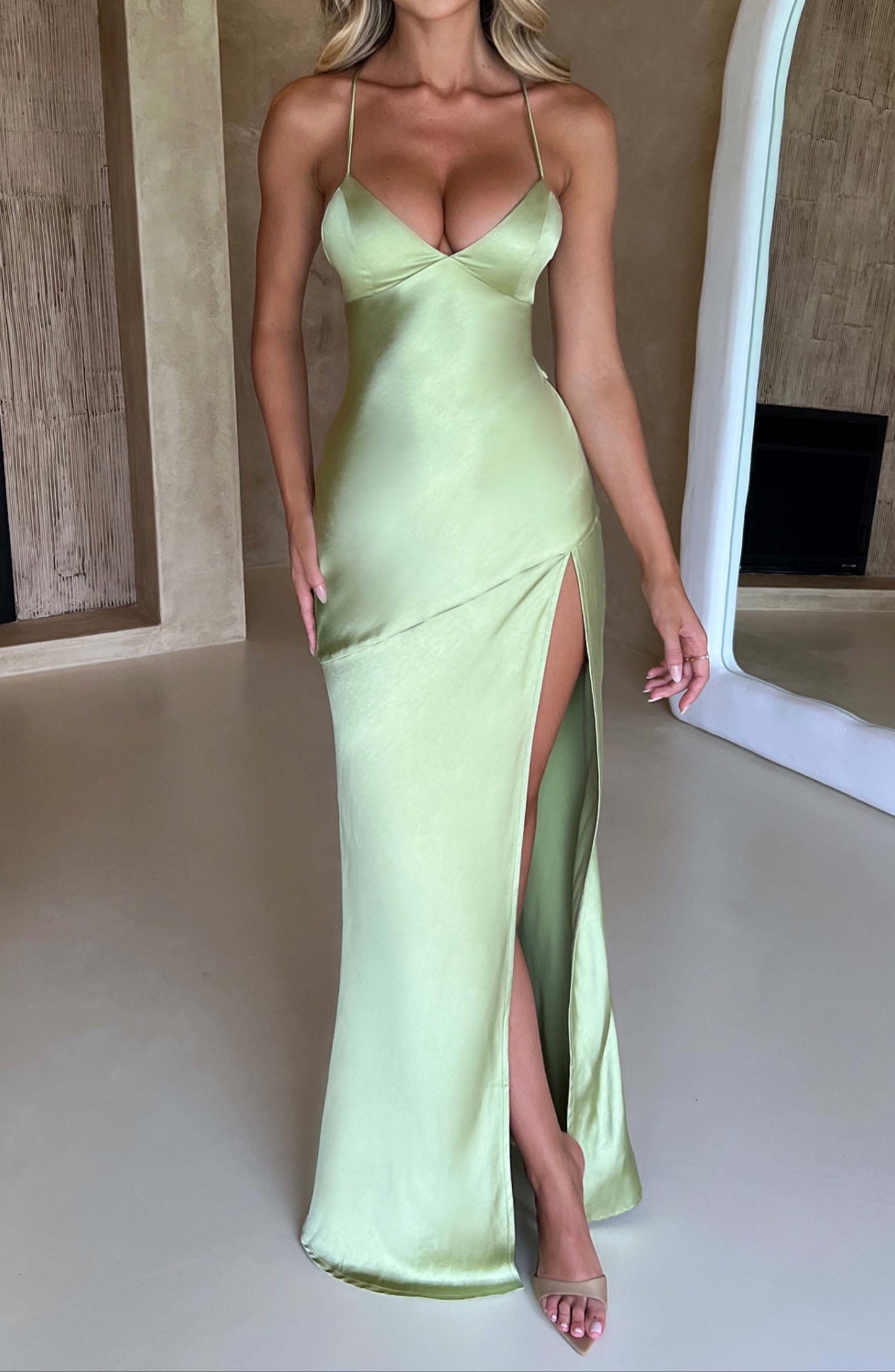 Effortlessly Elegant Dress with a Timeless Design