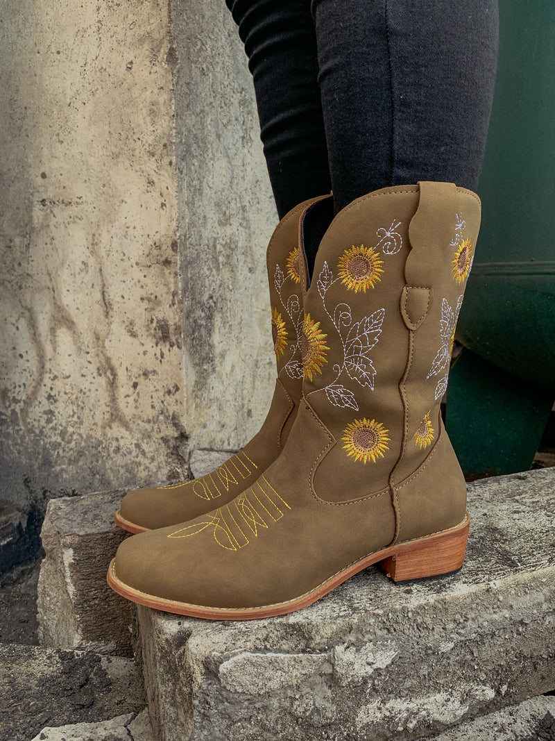 Elegantly Styled Boots for Everyday Wear