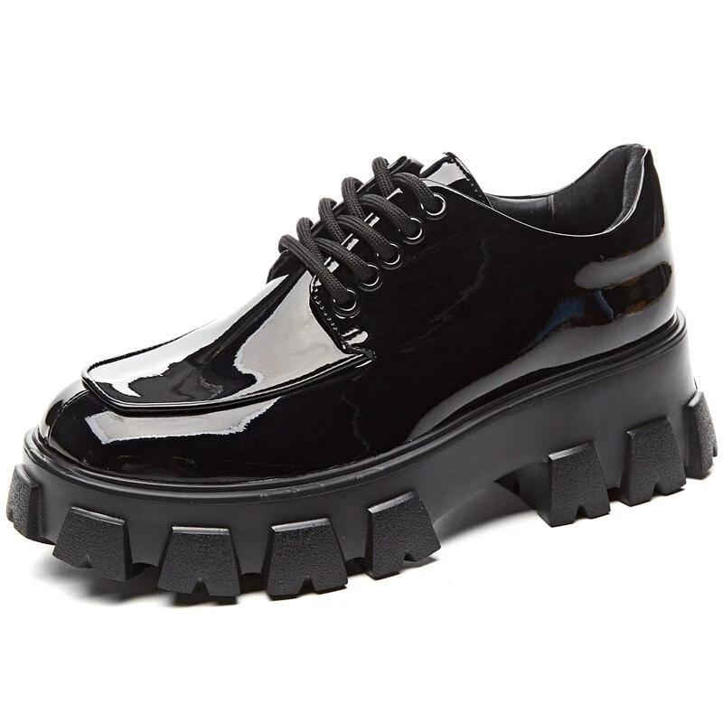 Well Tailored Shoes with a Graceful Silhouette