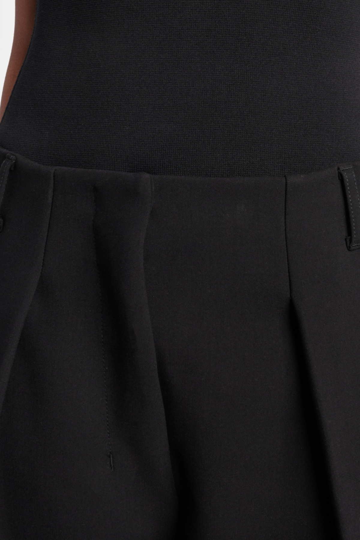 Effortlessly Elegant Pants with a Timeless Design