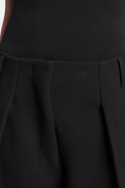 Effortlessly Elegant Pants with a Timeless Design