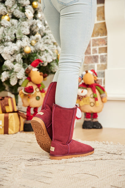 Effortlessly Elegant Boots with a Timeless Design