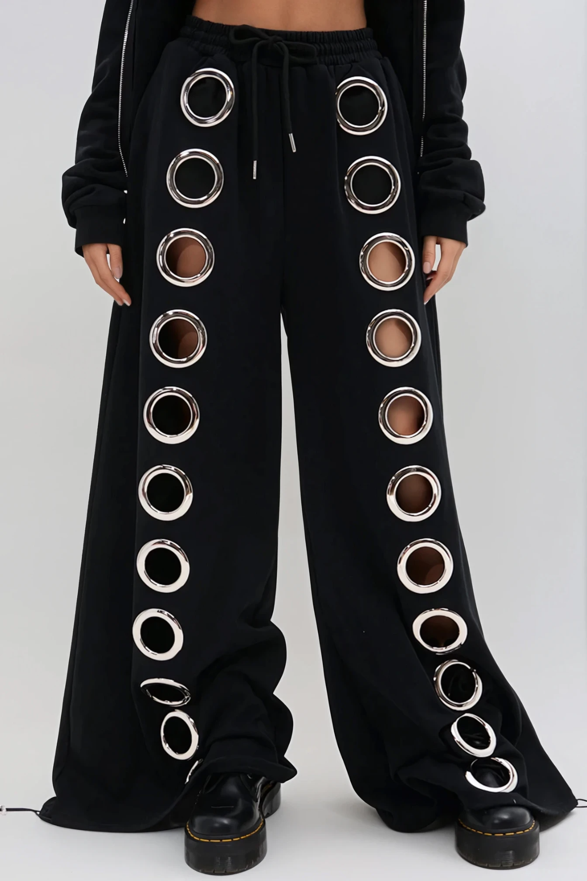 Effortlessly Elegant Pants with a Timeless Design