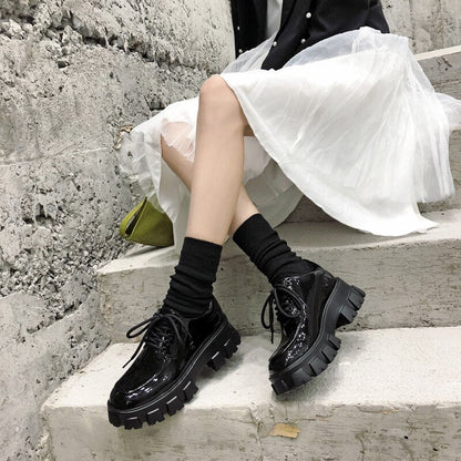 Well Tailored Shoes with a Graceful Silhouette