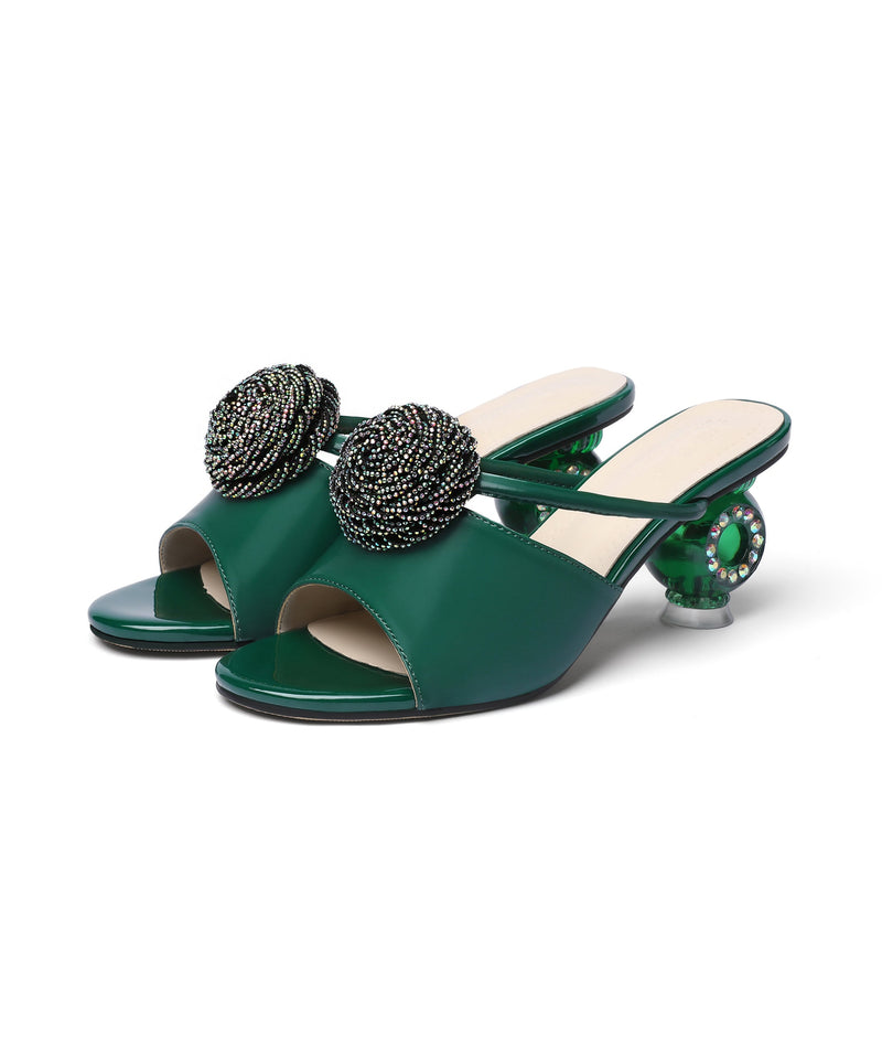 Effortlessly Elegant Sandals with a Timeless Design