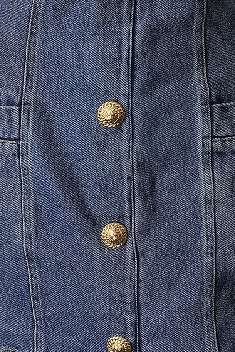 Sophisticated Garment with a Clean Classic Look