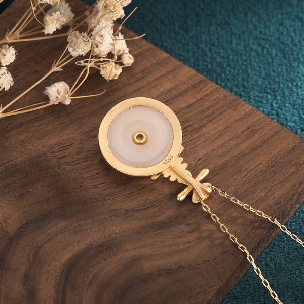 Effortlessly Elegant Garment with a Timeless Design