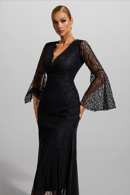 Beautifully Finished Dress in a Timeless Design