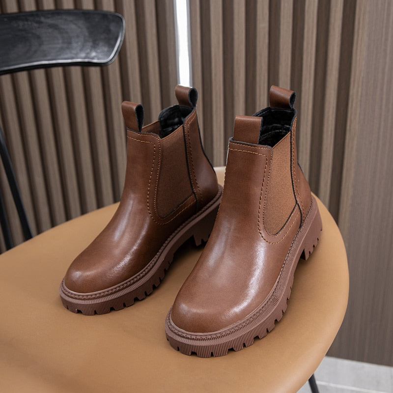 Effortlessly Elegant Boots with a Timeless Design