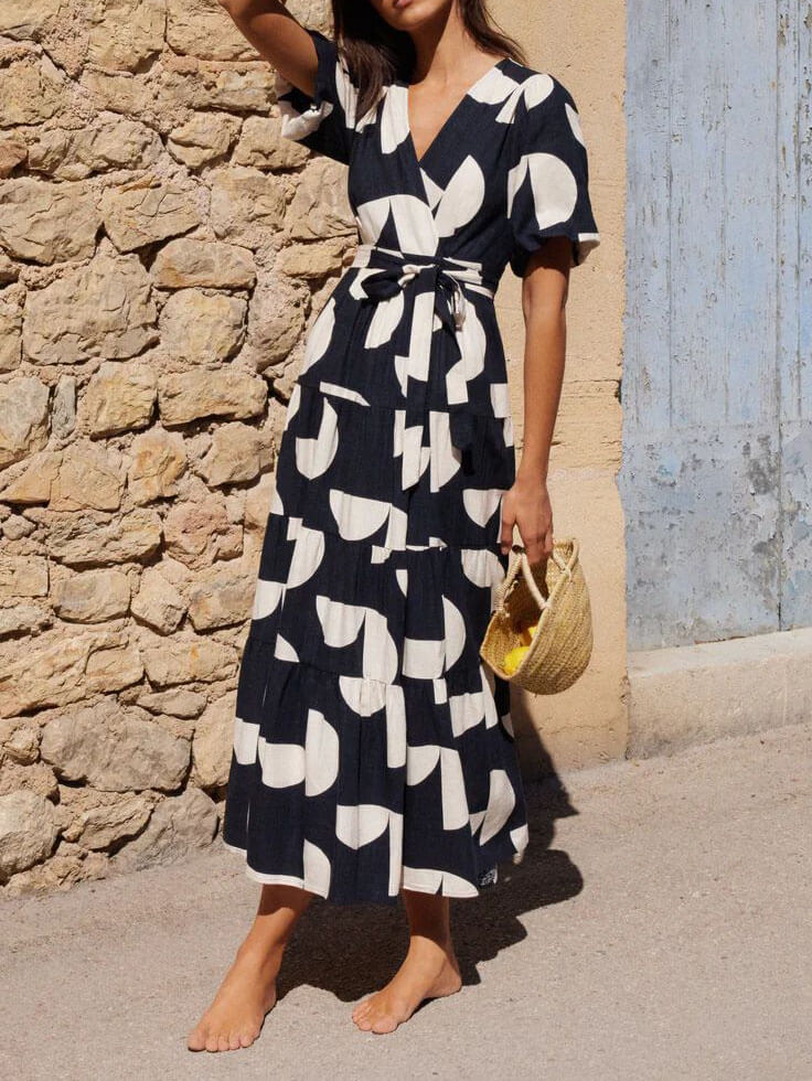 Beautifully Finished Dress in a Timeless Design