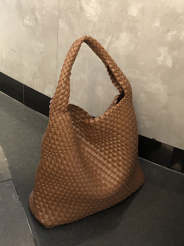 Well Tailored Bag with a Graceful Silhouette
