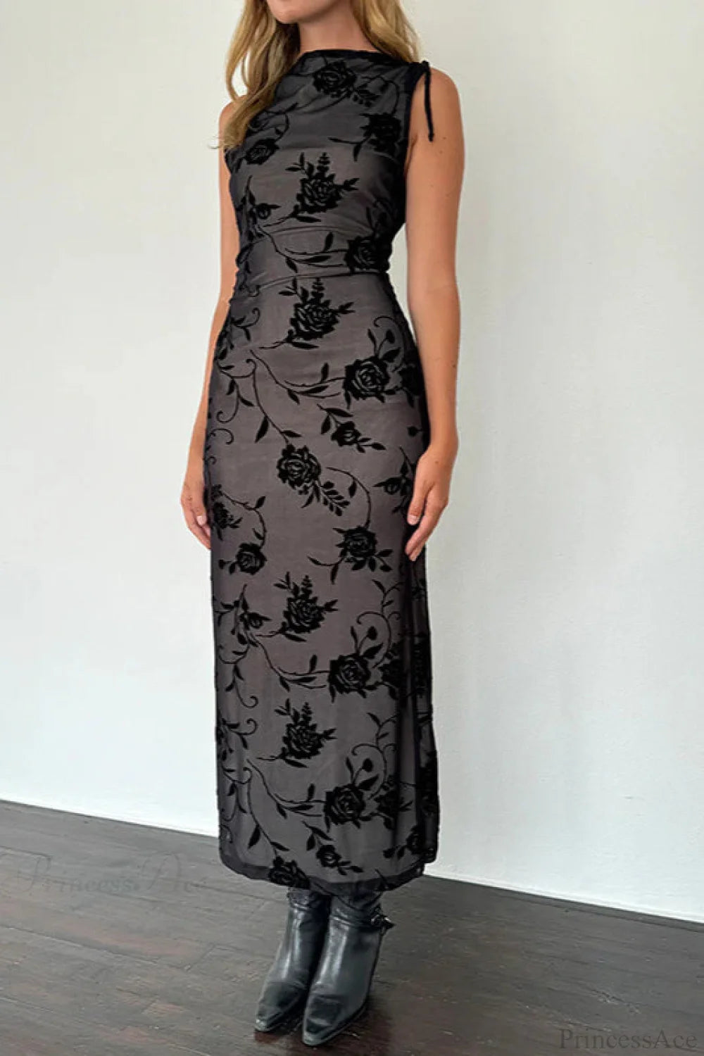 Well Tailored Dress with a Graceful Silhouette