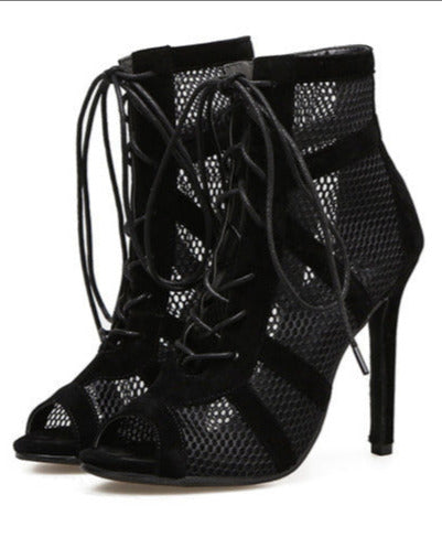 Effortlessly Elegant Heels with a Timeless Design