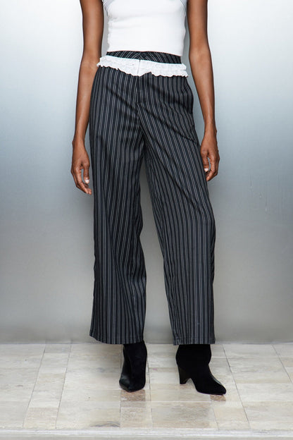 Effortlessly Elegant Pants with a Timeless Design